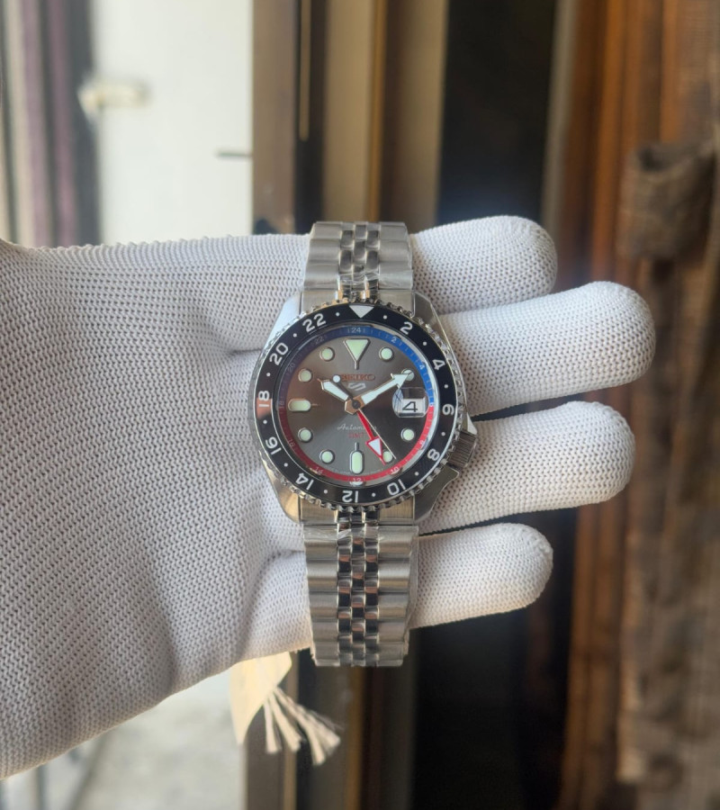 SEIKO 5 SPORTS SKX STYLE GMT STAINLESS STEEL GREY DIAL 24 JEWELS AUTOMATIC SSK019